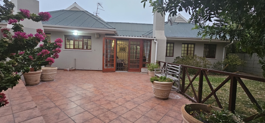 3 Bedroom Property for Sale in Middedorp Western Cape